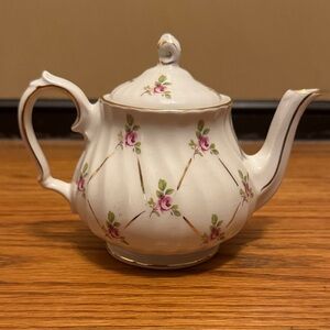 Sadler Rosebud Gold Lattice Swirl Teapot Made In England 5.25” tall